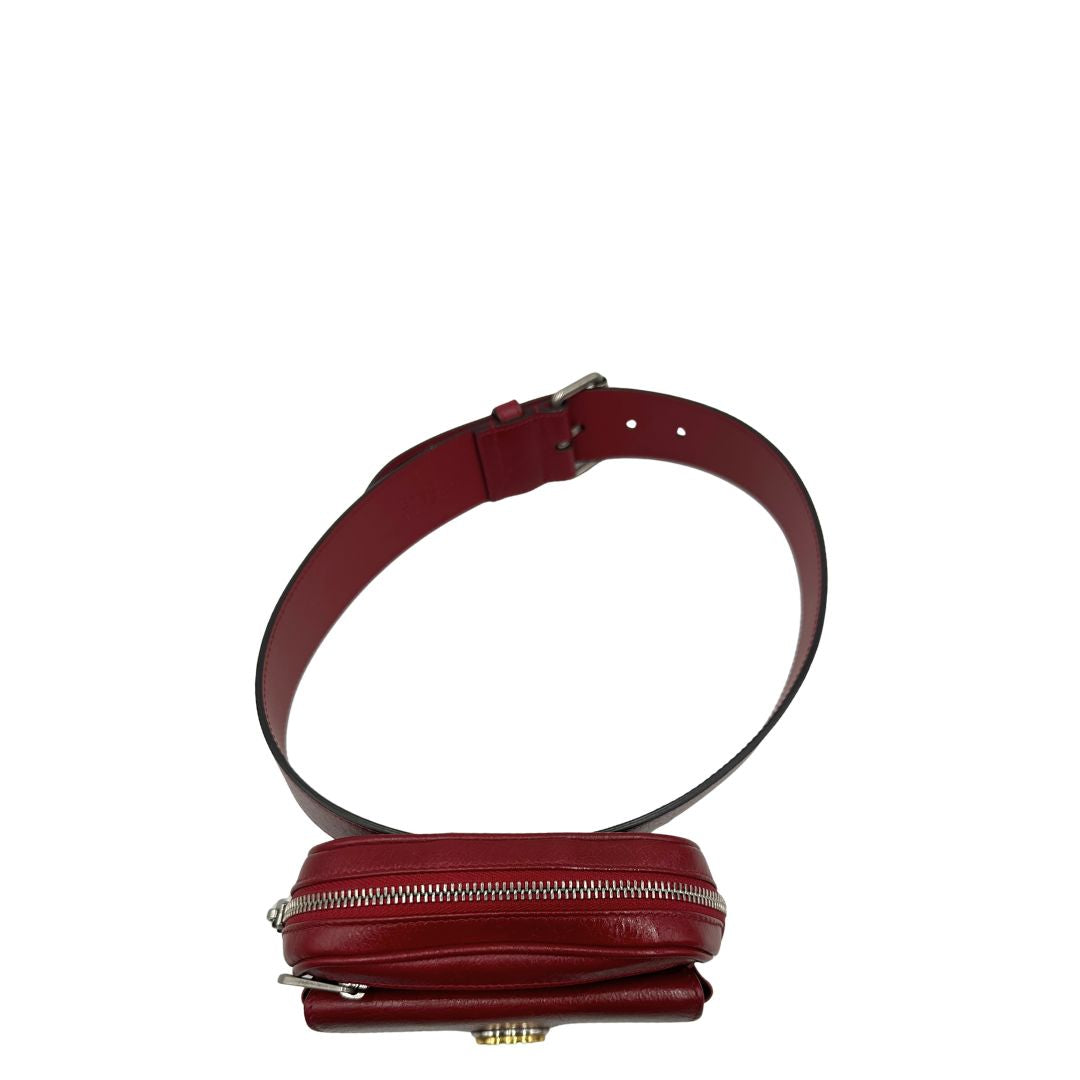 Marsupio Gucci Marmont in pelle rossa, con dettagli metallici dorati e argentati, di lusso, originale, ottime condizioni, usata. 