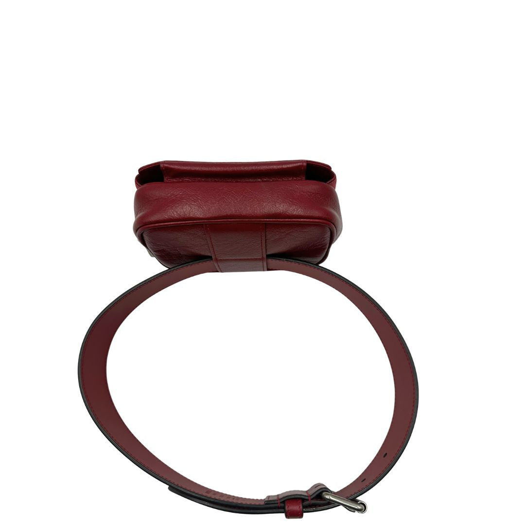 Marsupio Gucci Marmont in pelle rossa, con dettagli metallici dorati e argentati, di lusso, originale, ottime condizioni, usata.