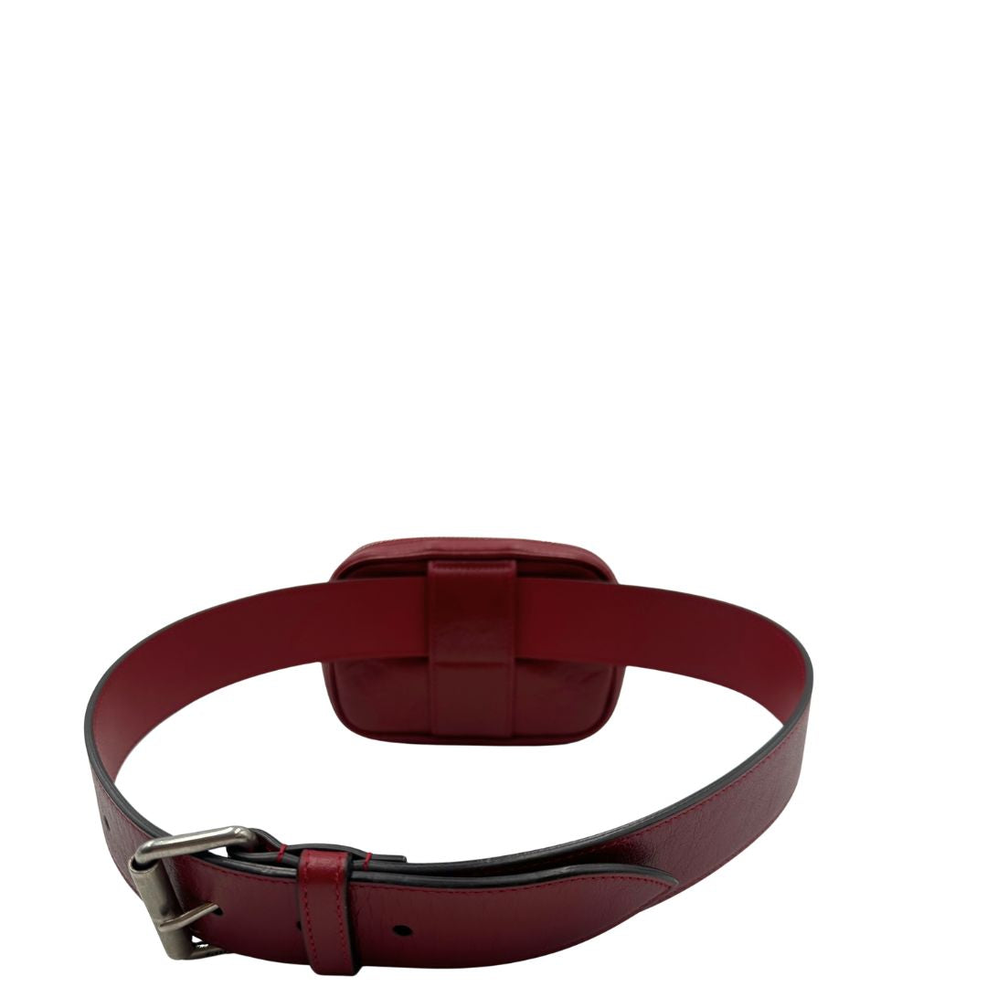 Marsupio Gucci Marmont in pelle rossa, con dettagli metallici dorati e argentati, di lusso, originale, ottime condizioni, usata. 