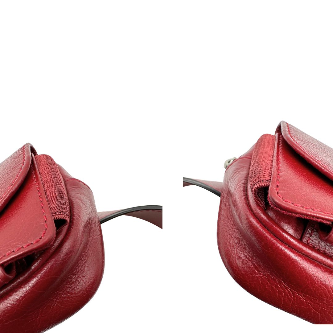 angoli Marsupio Gucci Marmont in pelle rossa, con dettagli metallici dorati e argentati, di lusso, originale, ottime condizioni, usata. 