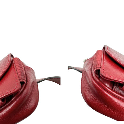 angoli Marsupio Gucci Marmont in pelle rossa, con dettagli metallici dorati e argentati, di lusso, originale, ottime condizioni, usata. 