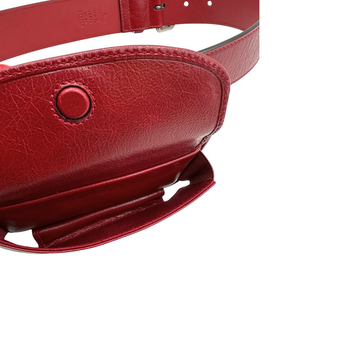 interno Marsupio Gucci Marmont in pelle rossa, con dettagli metallici dorati e argentati, di lusso, originale, ottime condizioni, usata. 