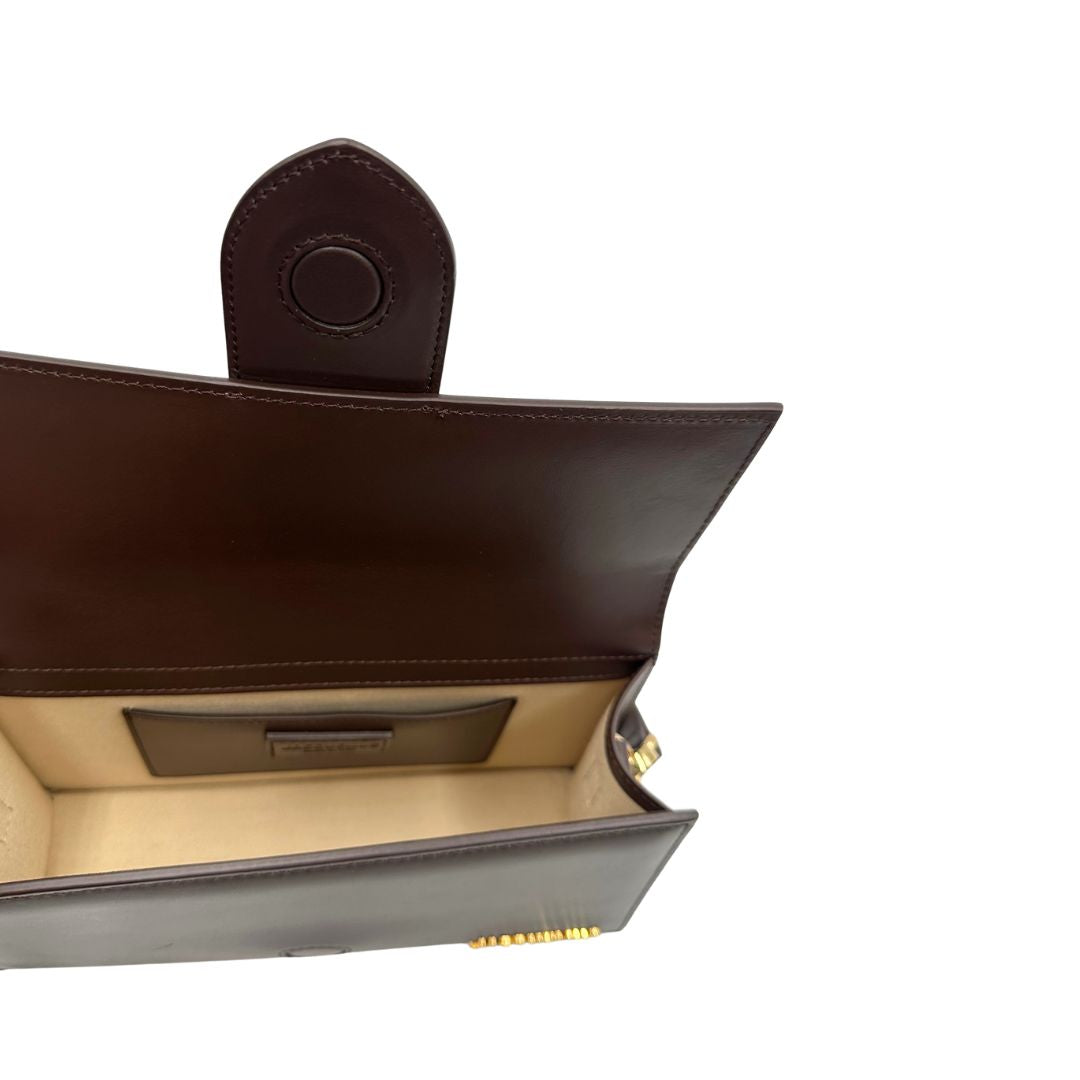 Interno, Borsa Jacquemus nella versione Le Grand Bambino in pelle color marrone cioccolato, da portare a mano o a tracolla. Originale, usata, di lusso, in ottime condizioni.