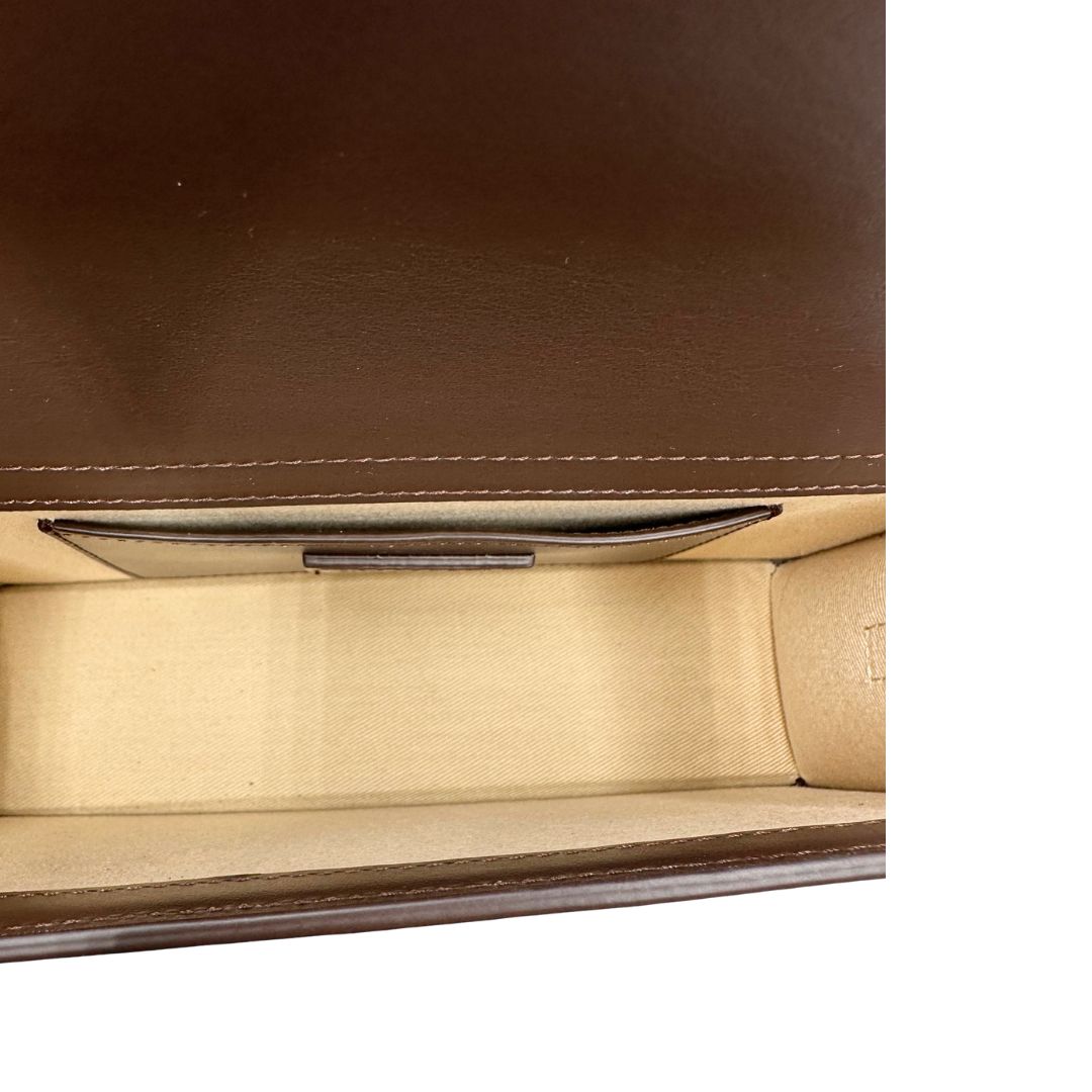 Interno, Borsa Jacquemus nella versione Le Grand Bambino in pelle color marrone cioccolato, da portare a mano o a tracolla. Originale, usata, di lusso, in ottime condizioni.