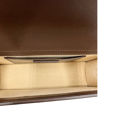 Interno, Borsa Jacquemus nella versione Le Grand Bambino in pelle color marrone cioccolato, da portare a mano o a tracolla. Originale, usata, di lusso, in ottime condizioni.