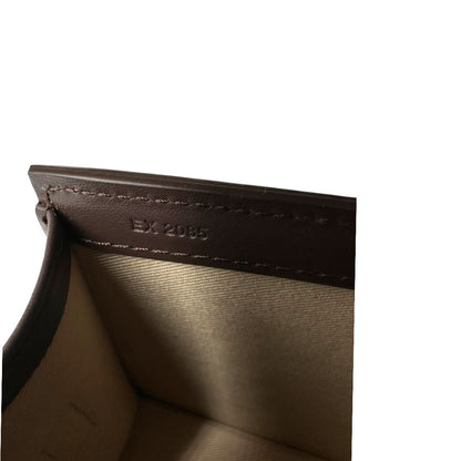 Codice, Borsa Jacquemus nella versione Le Grand Bambino in pelle color marrone cioccolato, da portare a mano o a tracolla. Originale, usata, di lusso, in ottime condizioni.