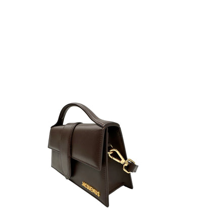 Laterale, Borsa Jacquemus nella versione Le Grand Bambino in pelle color marrone cioccolato, da portare a mano o a tracolla. Originale, usata, di lusso, in ottime condizioni.