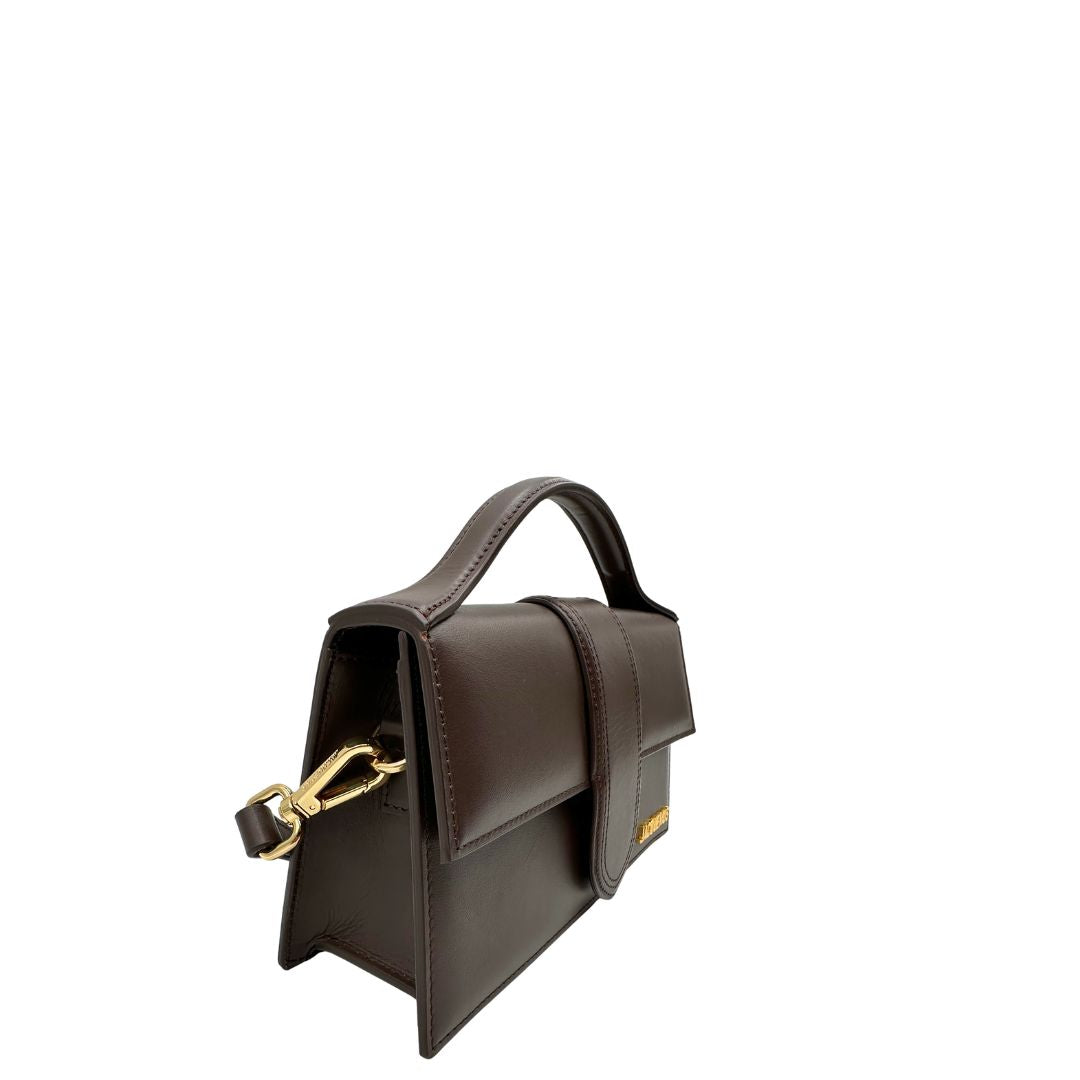 Laterale, Borsa Jacquemus nella versione Le Grand Bambino in pelle color marrone cioccolato, da portare a mano o a tracolla. Originale, usata, di lusso, in ottime condizioni.