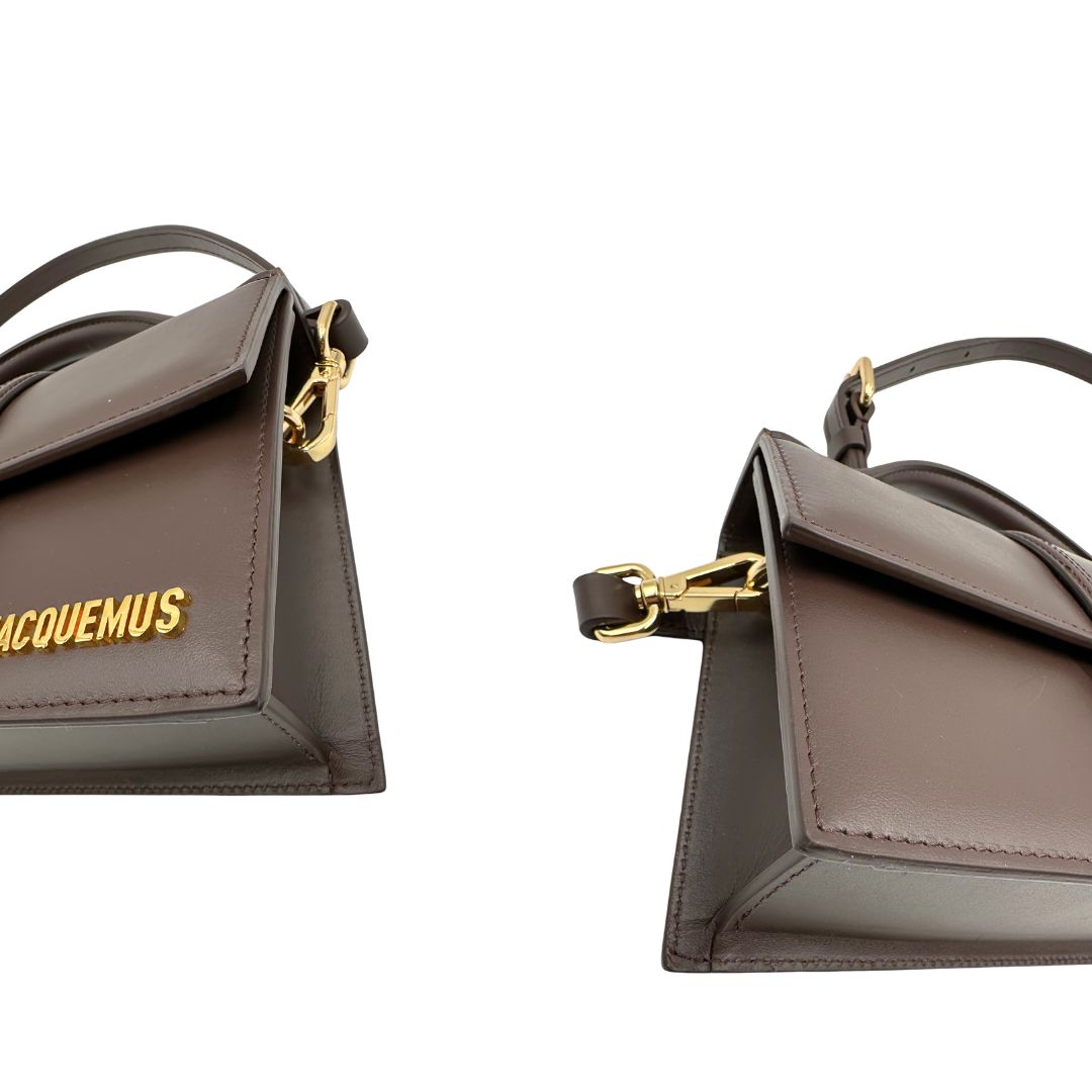 Angoli, Borsa Jacquemus nella versione Le Grand Bambino in pelle color marrone cioccolato, da portare a mano o a tracolla. Originale, usata, di lusso, in ottime condizioni.