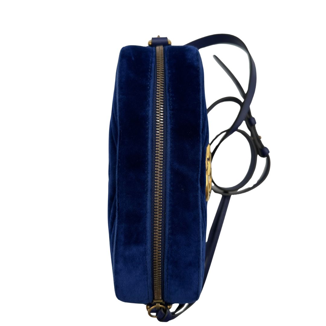 Camera Bag Gucci blu velvet e hardware dorato, indossabile a tracolla, di lusso, originale, ottime condizioni, usata.