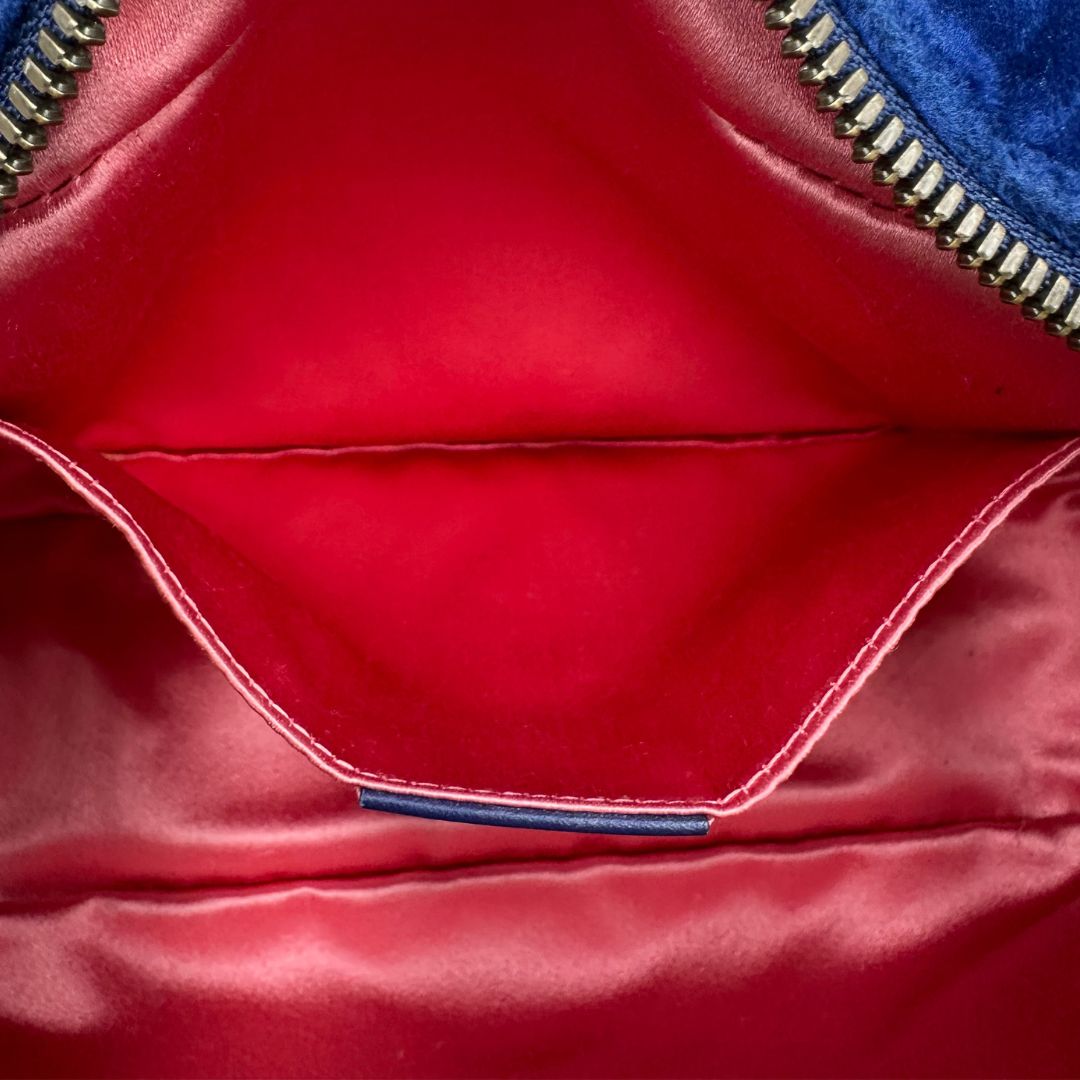 Camera Bag Gucci blu velvet e hardware dorato, indossabile a tracolla, di lusso, originale, ottime condizioni, usata.