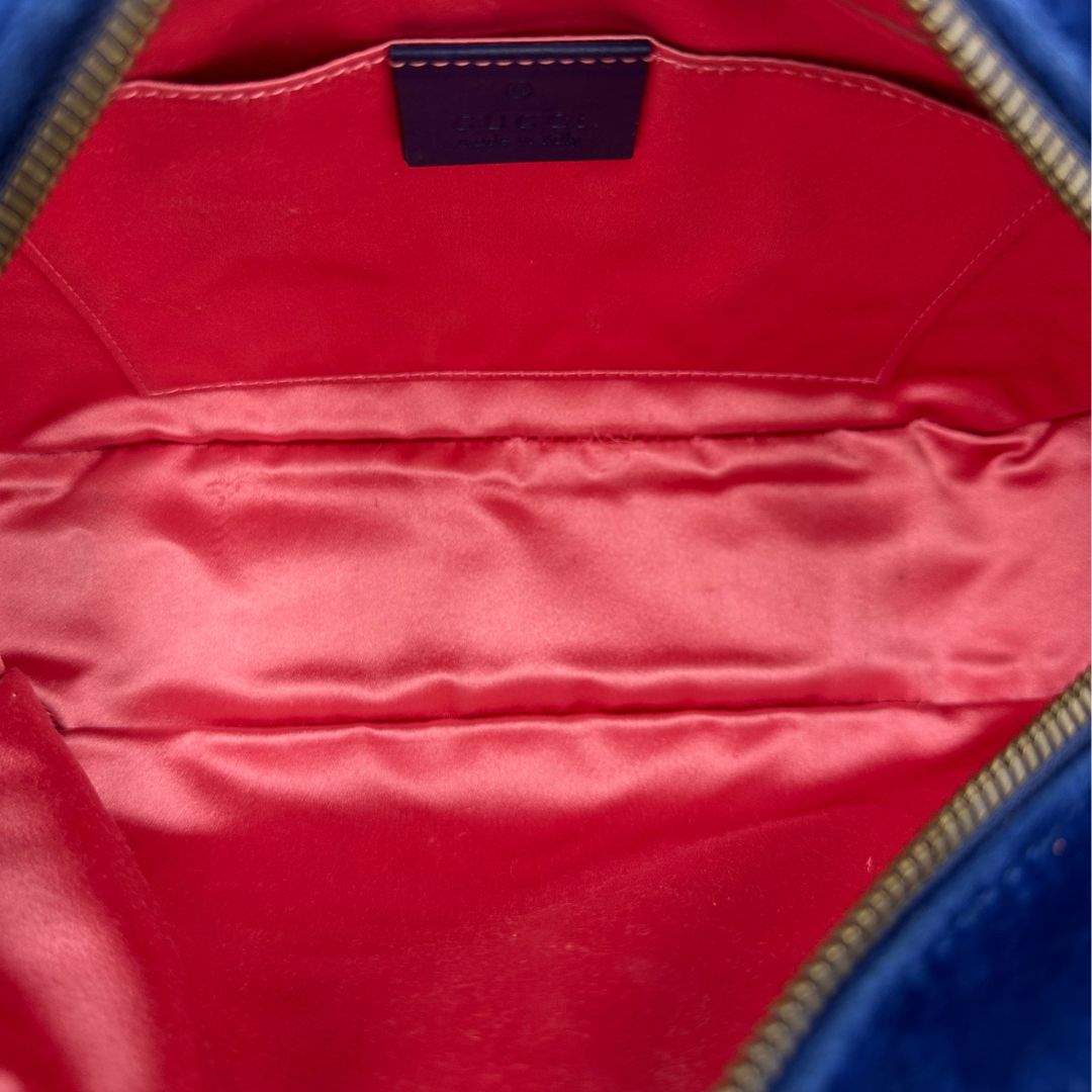 Camera Bag Gucci blu velvet e hardware dorato, indossabile a tracolla, di lusso, originale, ottime condizioni, usata.