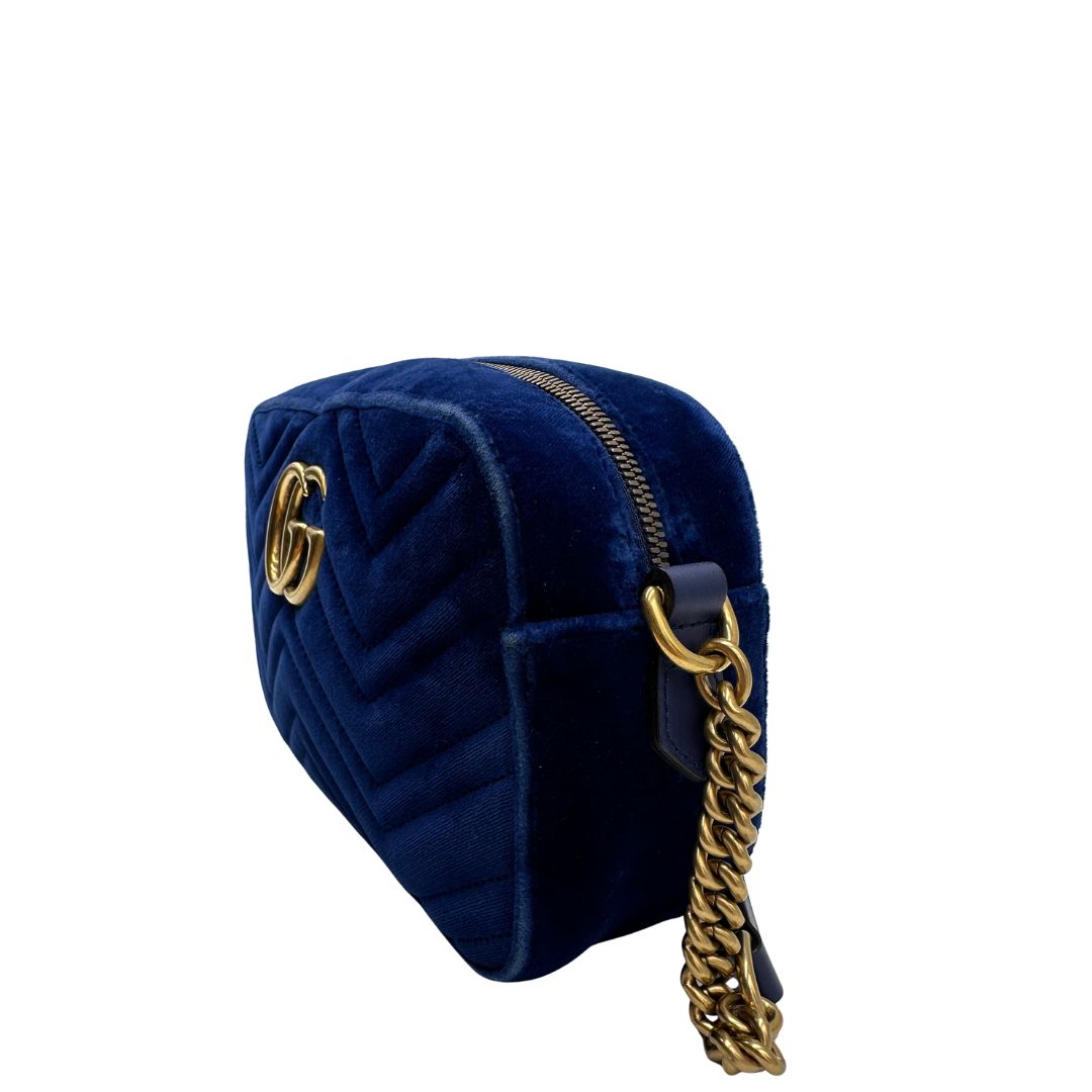 lato Camera Bag Gucci blu velvet e hardware dorato, indossabile a tracolla, di lusso, originale, ottime condizioni, usata. 