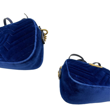 angoli Camera Bag Gucci blu velvet e hardware dorato, indossabile a tracolla, di lusso, originale, ottime condizioni, usata. 