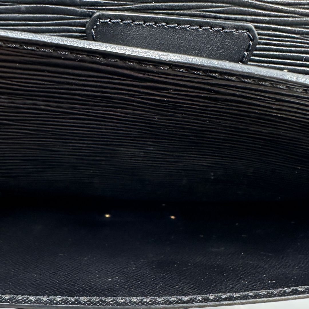 interno  Borsa LV in pelle epi nera con hardware dorato; puoi portarla a mano, a spalla o a tracolla, di lusso, originale, ottime condizioni. 