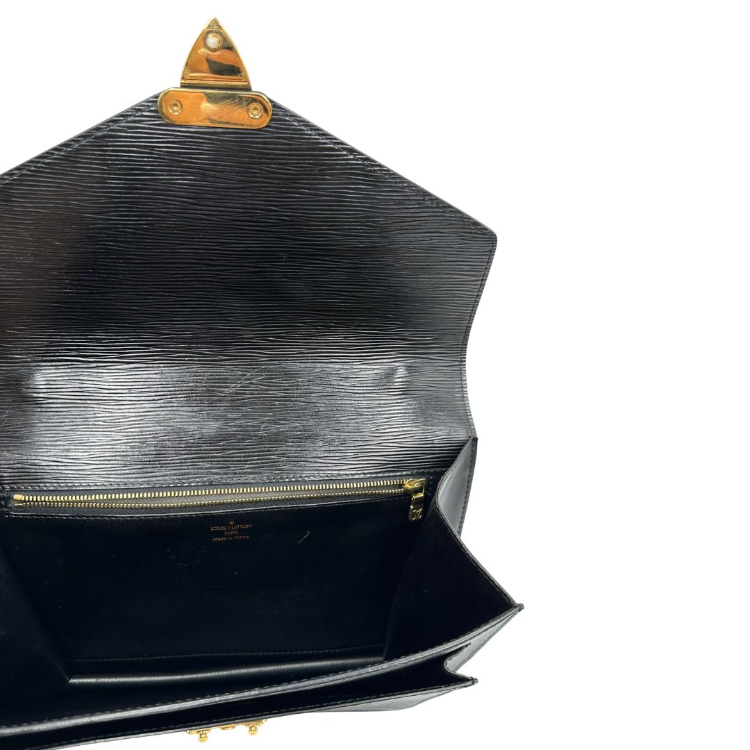 interno  Borsa LV in pelle epi nera con hardware dorato; puoi portarla a mano, a spalla o a tracolla, di lusso, originale, ottime condizioni. 