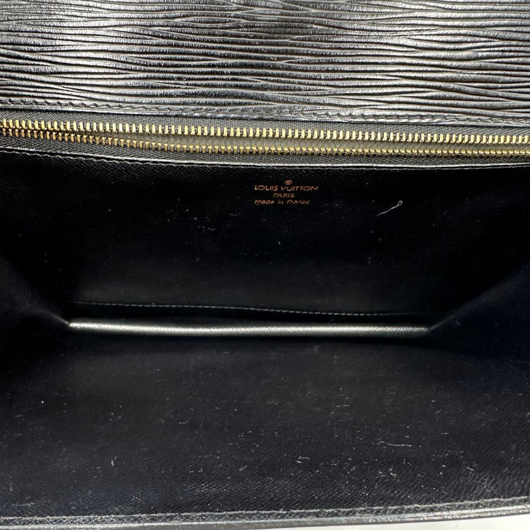 interno  Borsa LV in pelle epi nera con hardware dorato; puoi portarla a mano, a spalla o a tracolla, di lusso, originale, ottime condizioni. 