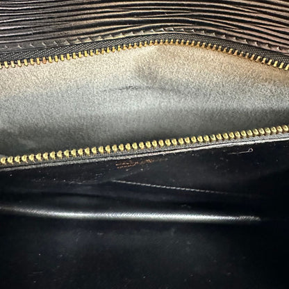 interno  Borsa LV in pelle epi nera con hardware dorato; puoi portarla a mano, a spalla o a tracolla, di lusso, originale, ottime condizioni. 