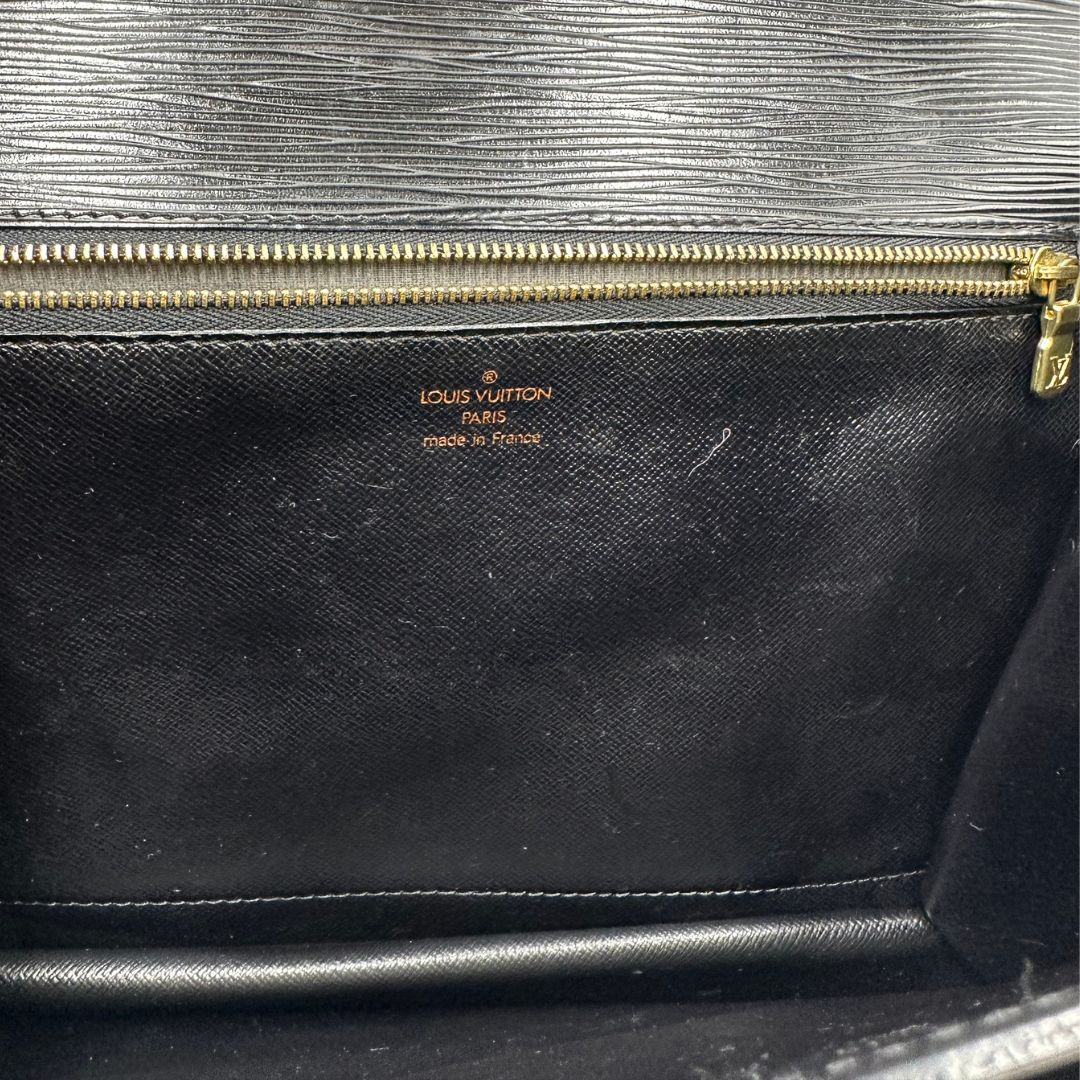 interno  Borsa LV in pelle epi nera con hardware dorato; puoi portarla a mano, a spalla o a tracolla, di lusso, originale, ottime condizioni. 