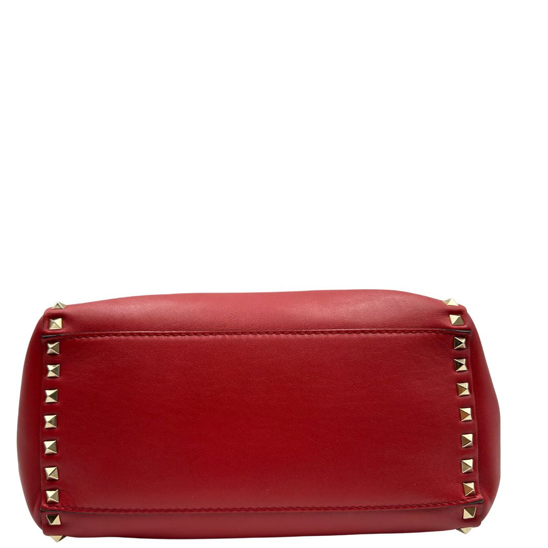 Borsa V. G. in pelle rossa impreziosita da borchie piramidali dorate, di lusso, originale, ottime condizioni, usata.