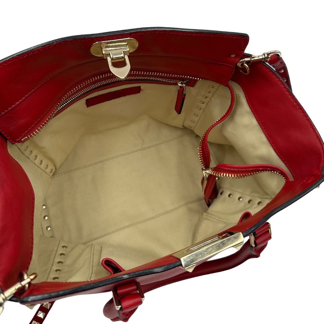 interno Borsa V. G. in pelle rossa impreziosita da borchie piramidali dorate, di lusso, originale, ottime condizioni, usata. 