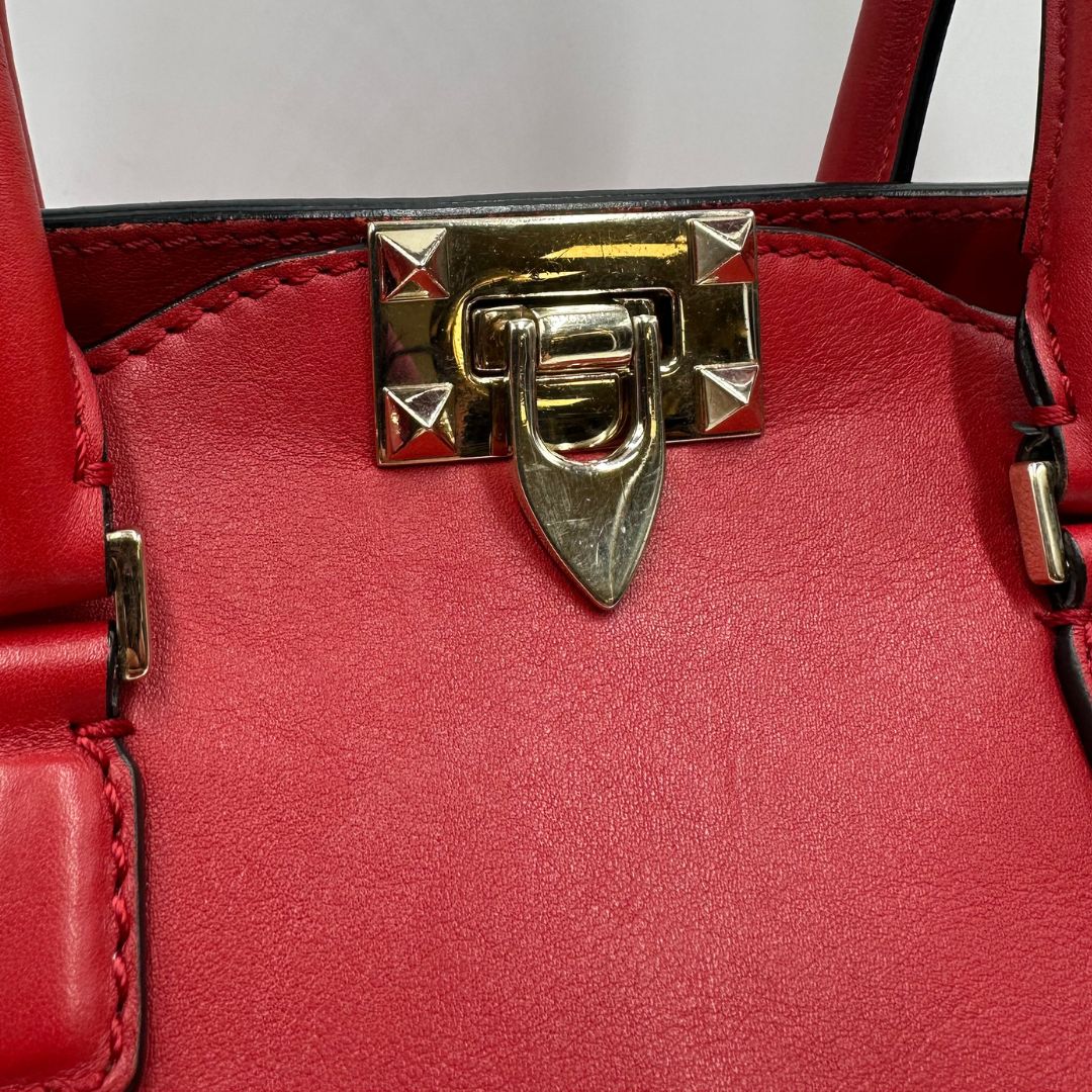 Borsa V. G. in pelle rossa impreziosita da borchie piramidali dorate, di lusso, originale, ottime condizioni, usata. 