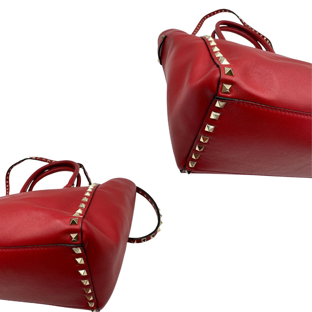 angoli Borsa V. G. in pelle rossa impreziosita da borchie piramidali dorate, di lusso, originale, ottime condizioni, usata. 