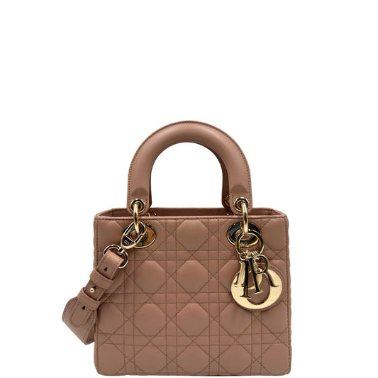 front Borsa Lady Dior realizzata in pelle di agnello color cipria con cuciture Cannage, che creano l’iconica texture trapuntata, di lusso, originale, eccellenti condizioni, usata.