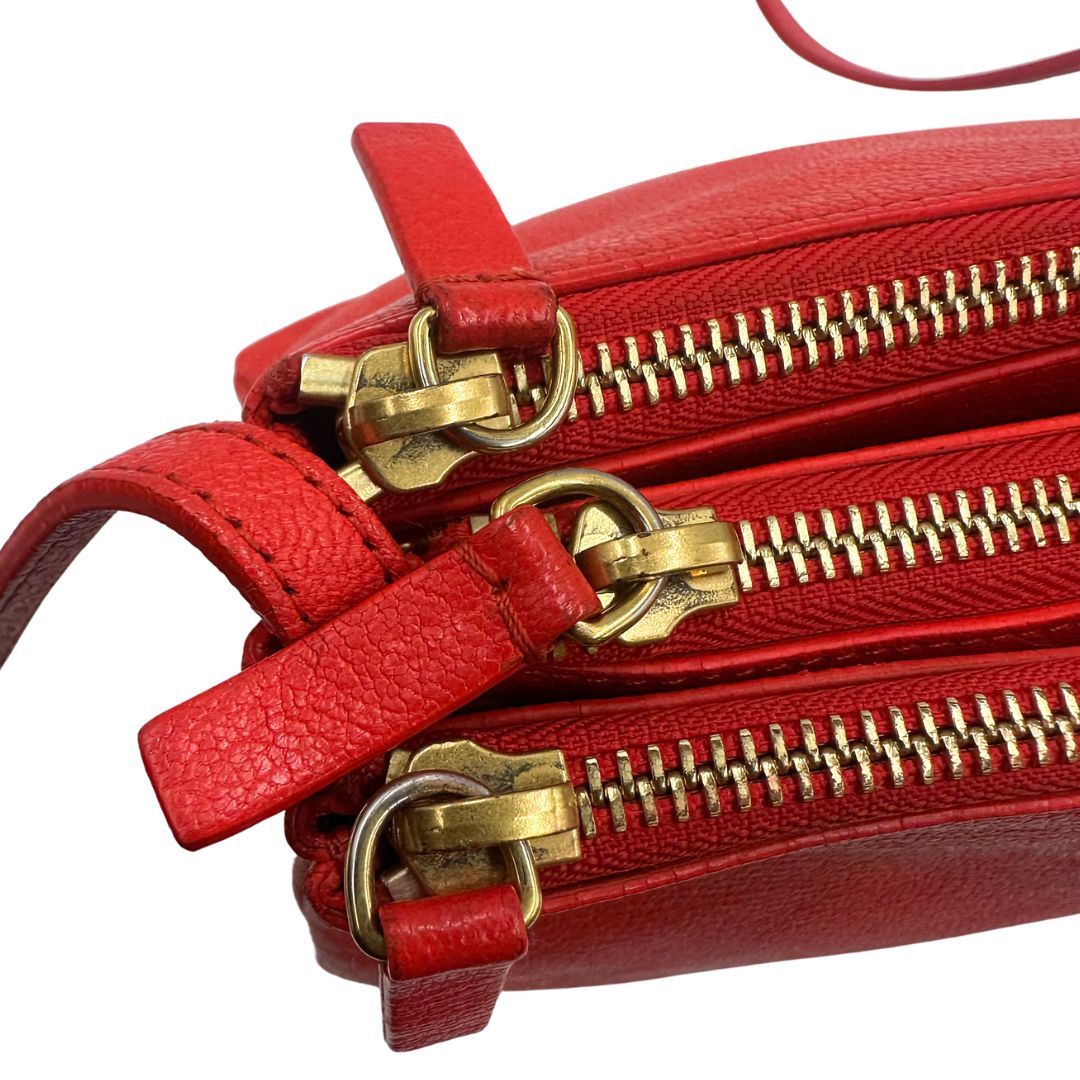 chiusure Borsa Celine Trio in pelle color rosso corallo e hardware dorato, di lusso, originale, ottime condizioni, usata. 