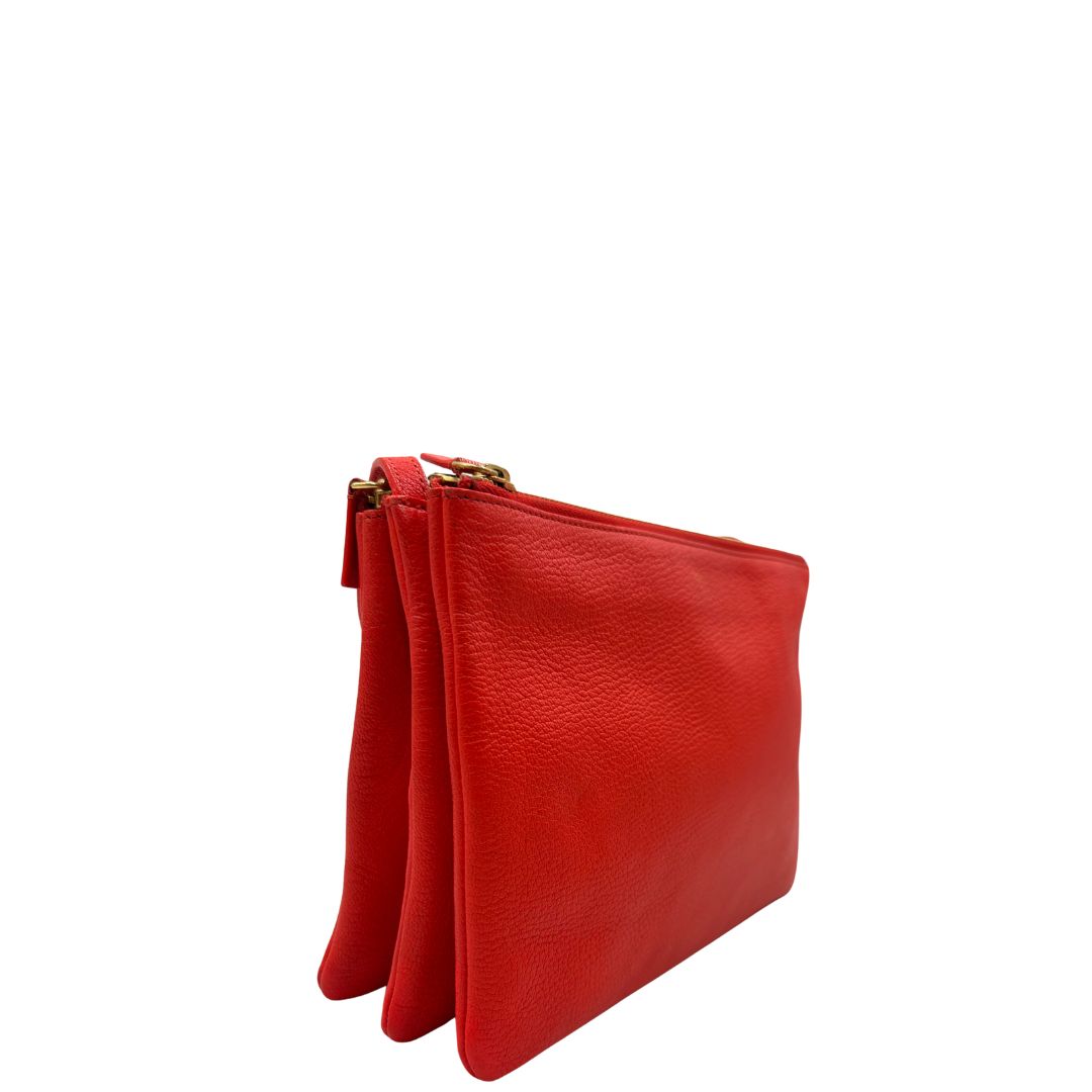 lato Borsa Celine Trio in pelle color rosso corallo e hardware dorato, di lusso, originale, ottime condizioni, usata.