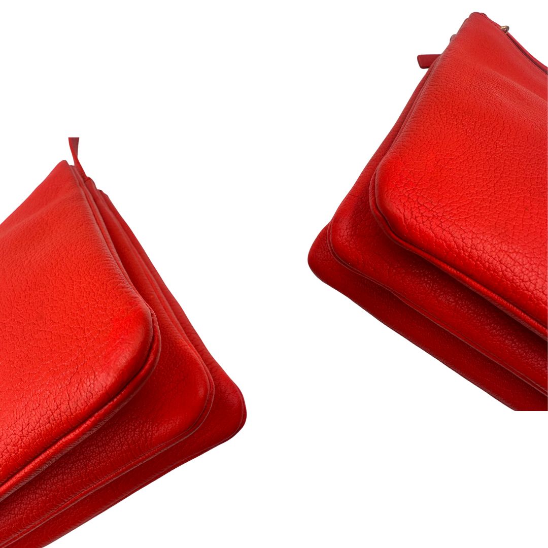 angoli Borsa Celine Trio in pelle color rosso corallo e hardware dorato, di lusso, originale, ottime condizioni, usata. 