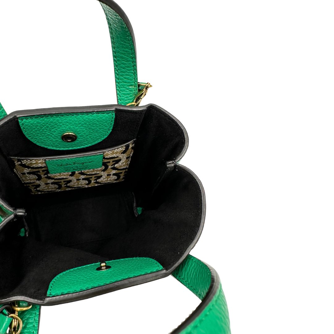 Interno, Borsa Salvatore Ferragamo in pelle martellata verde smeraldo, presenta l'iconico dettaglio a placca Gancini color oro sul davanti. Indossabile a mano o a tracolla. Originale, usata, di lusso, in condizioni eccellenti.