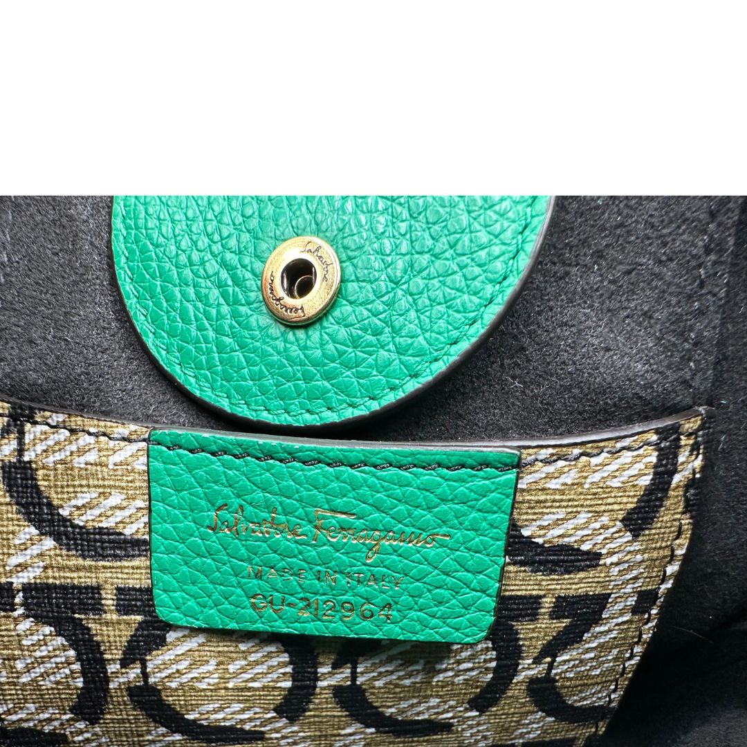 Codice, Borsa Salvatore Ferragamo in pelle martellata verde smeraldo, presenta l'iconico dettaglio a placca Gancini color oro sul davanti. Indossabile a mano o a tracolla. Originale, usata, di lusso, in condizioni eccellenti.