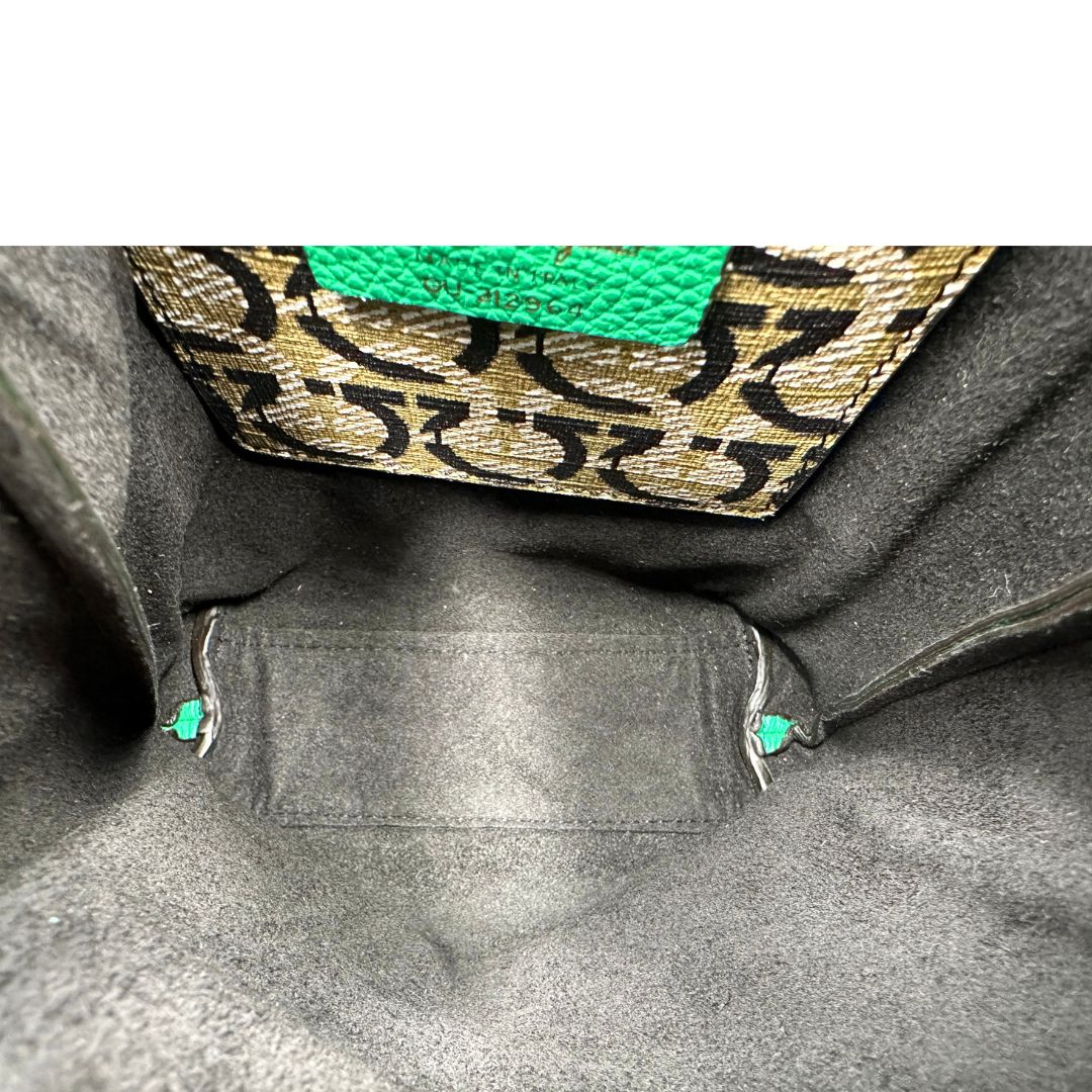 Interno, Borsa Salvatore Ferragamo in pelle martellata verde smeraldo, presenta l'iconico dettaglio a placca Gancini color oro sul davanti. Indossabile a mano o a tracolla. Originale, usata, di lusso, in condizioni eccellenti.
