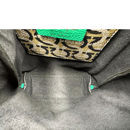 Interno, Borsa Salvatore Ferragamo in pelle martellata verde smeraldo, presenta l'iconico dettaglio a placca Gancini color oro sul davanti. Indossabile a mano o a tracolla. Originale, usata, di lusso, in condizioni eccellenti.