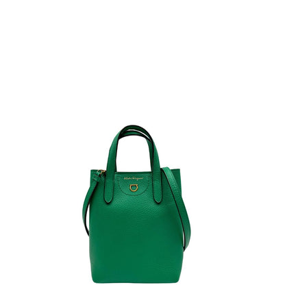 Front, Borsa Salvatore Ferragamo in pelle martellata verde smeraldo, presenta l'iconico dettaglio a placca Gancini color oro sul davanti. Indossabile a mano o a tracolla. Originale, usata, di lusso, in condizioni eccellenti.