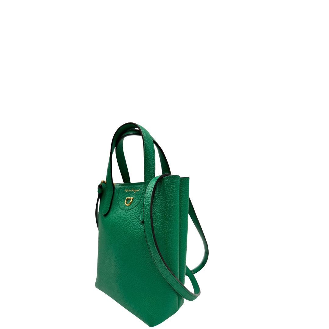 Laterale, Borsa Salvatore Ferragamo in pelle martellata verde smeraldo, presenta l'iconico dettaglio a placca Gancini color oro sul davanti. Indossabile a mano o a tracolla. Originale, usata, di lusso, in condizioni eccellenti.