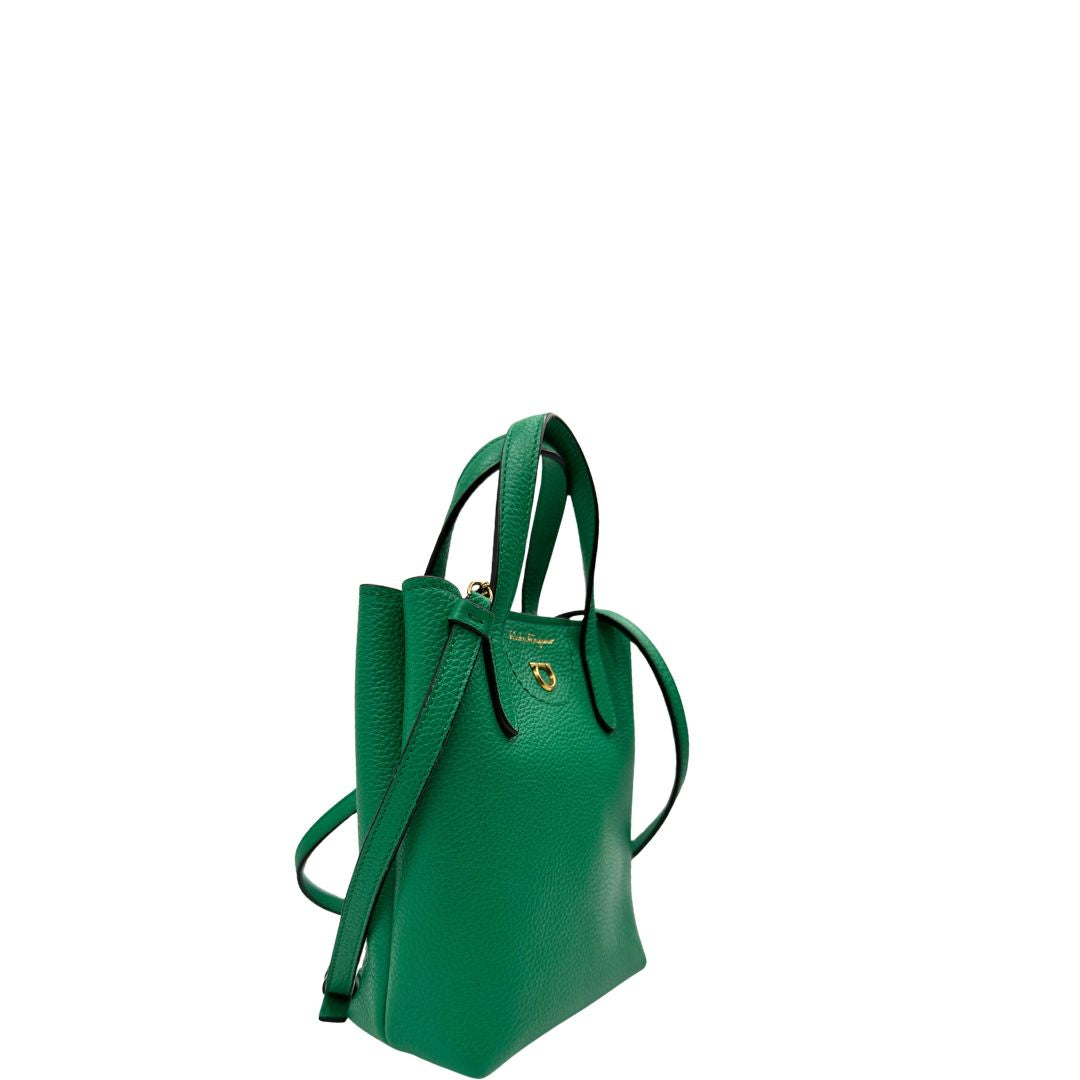 Laterale, Borsa Salvatore Ferragamo in pelle martellata verde smeraldo, presenta l'iconico dettaglio a placca Gancini color oro sul davanti. Indossabile a mano o a tracolla. Originale, usata, di lusso, in condizioni eccellenti.