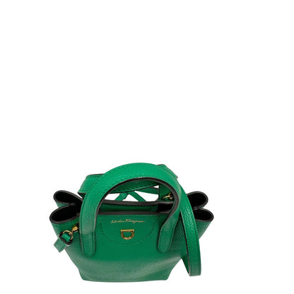 Manici, Borsa Salvatore Ferragamo in pelle martellata verde smeraldo, presenta l'iconico dettaglio a placca Gancini color oro sul davanti. Indossabile a mano o a tracolla. Originale, usata, di lusso, in condizioni eccellenti.
