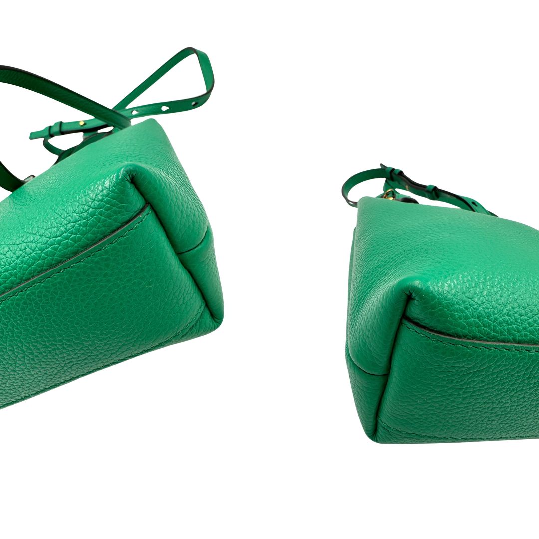 Angoli, Borsa Salvatore Ferragamo in pelle martellata verde smeraldo, presenta l'iconico dettaglio a placca Gancini color oro sul davanti. Indossabile a mano o a tracolla. Originale, usata, di lusso, in condizioni eccellenti.