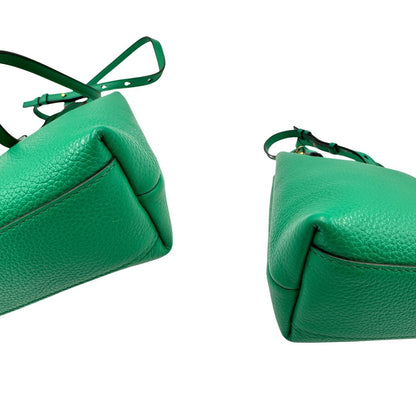 Angoli, Borsa Salvatore Ferragamo in pelle martellata verde smeraldo, presenta l'iconico dettaglio a placca Gancini color oro sul davanti. Indossabile a mano o a tracolla. Originale, usata, di lusso, in condizioni eccellenti.