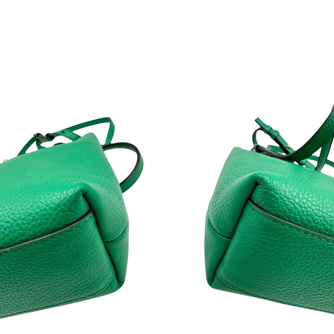 Angoli, Borsa Salvatore Ferragamo in pelle martellata verde smeraldo, presenta l'iconico dettaglio a placca Gancini color oro sul davanti. Indossabile a mano o a tracolla. Originale, usata, di lusso, in condizioni eccellenti.