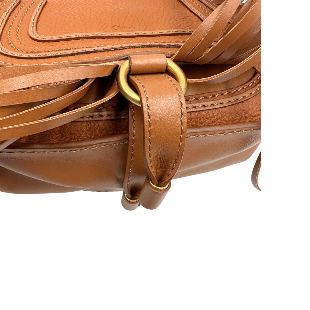 Chiusura, Borsa Chloè Marcie in pelle martellata color cammello, caratterizzata da lunghe ed evidenti frange decorative. Indossabile a tracolla oppure a mano. Originale, usata, di lusso, in condizioni eccellenti.