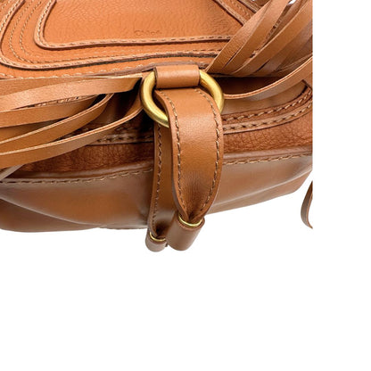 Chiusura, Borsa Chloè Marcie in pelle martellata color cammello, caratterizzata da lunghe ed evidenti frange decorative. Indossabile a tracolla oppure a mano. Originale, usata, di lusso, in condizioni eccellenti.