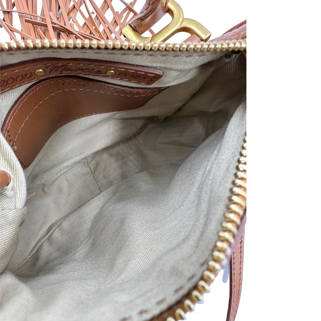 Interno, Borsa Chloè Marcie in pelle martellata color cammello, caratterizzata da lunghe ed evidenti frange decorative. Indossabile a tracolla oppure a mano. Originale, usata, di lusso, in condizioni eccellenti.