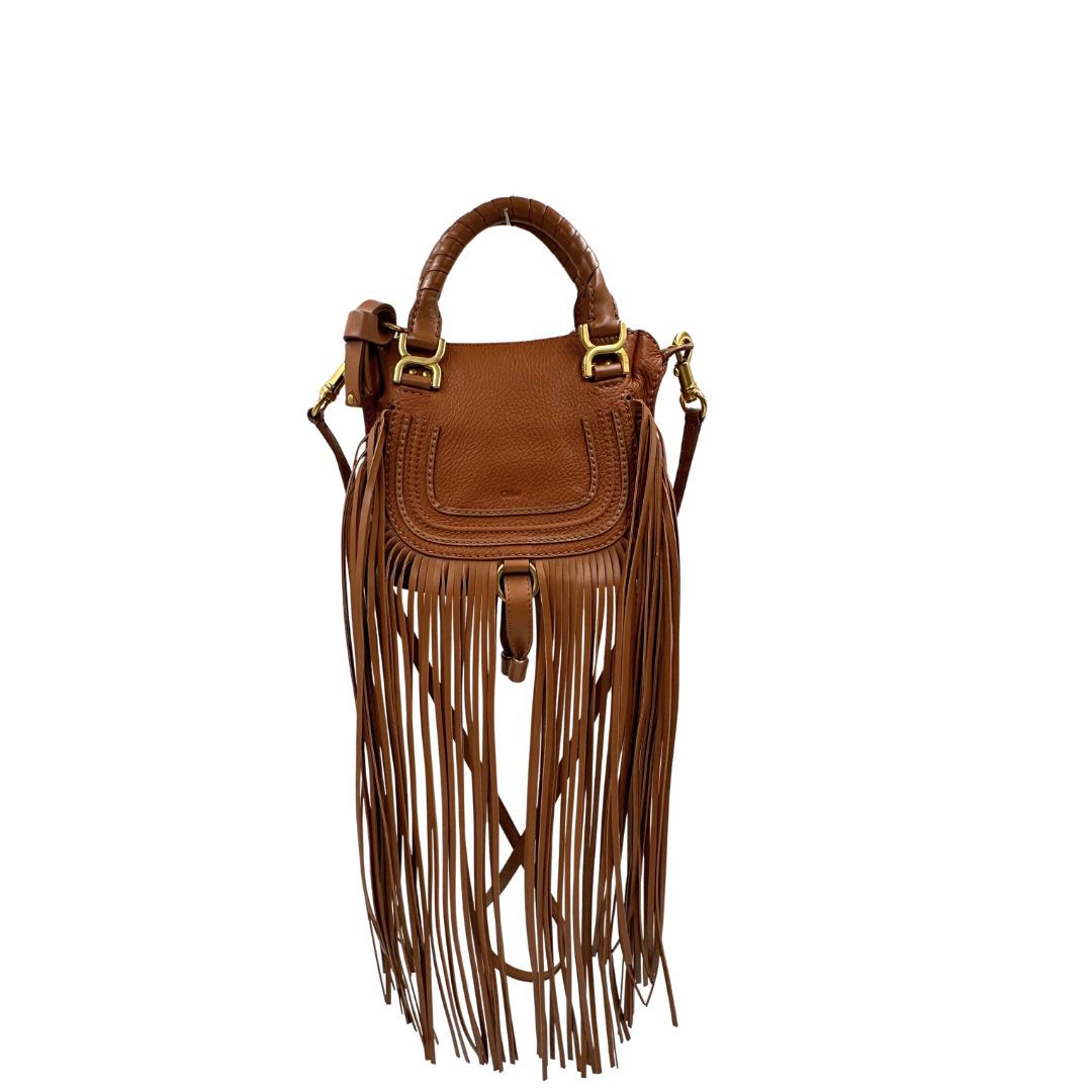 Front, Borsa Chloè Marcie in pelle martellata color cammello, caratterizzata da lunghe ed evidenti frange decorative. Indossabile a tracolla oppure a mano. Originale, usata, di lusso, in condizioni eccellenti.