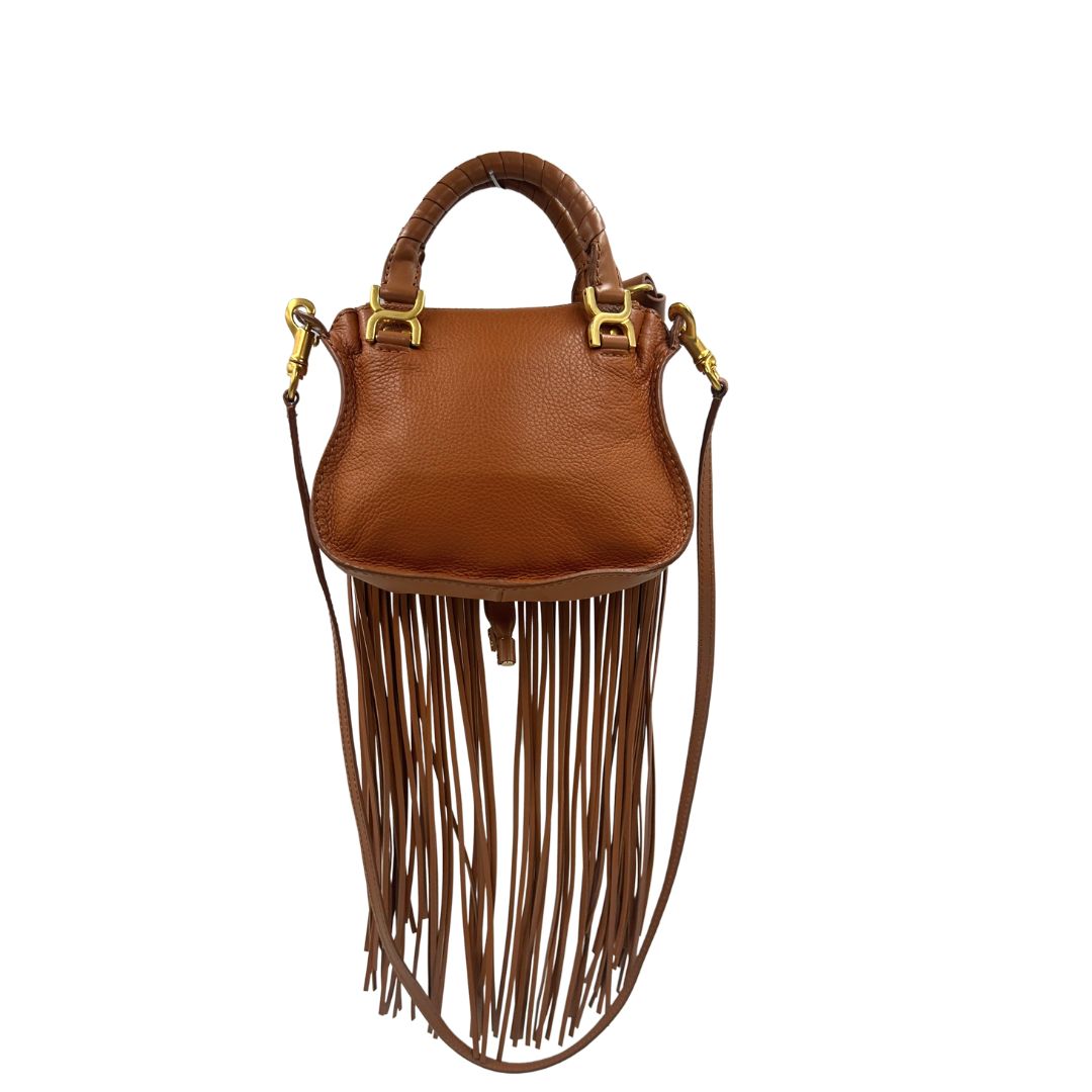 Retro, Borsa Chloè Marcie in pelle martellata color cammello, caratterizzata da lunghe ed evidenti frange decorative. Indossabile a tracolla oppure a mano. Originale, usata, di lusso, in condizioni eccellenti.