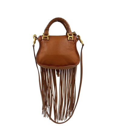 Retro, Borsa Chloè Marcie in pelle martellata color cammello, caratterizzata da lunghe ed evidenti frange decorative. Indossabile a tracolla oppure a mano. Originale, usata, di lusso, in condizioni eccellenti.