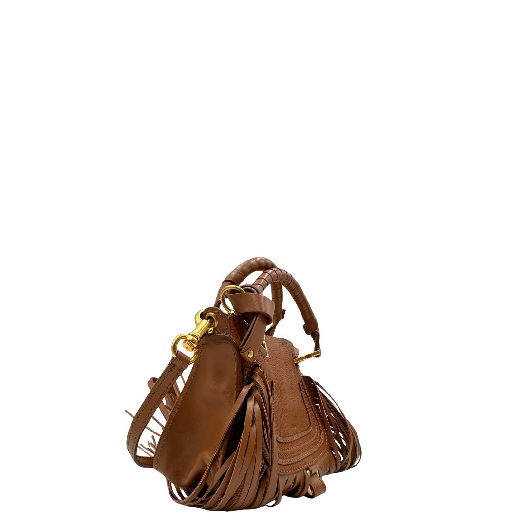 Laterale, Borsa Chloè Marcie in pelle martellata color cammello, caratterizzata da lunghe ed evidenti frange decorative. Indossabile a tracolla oppure a mano. Originale, usata, di lusso, in condizioni eccellenti.