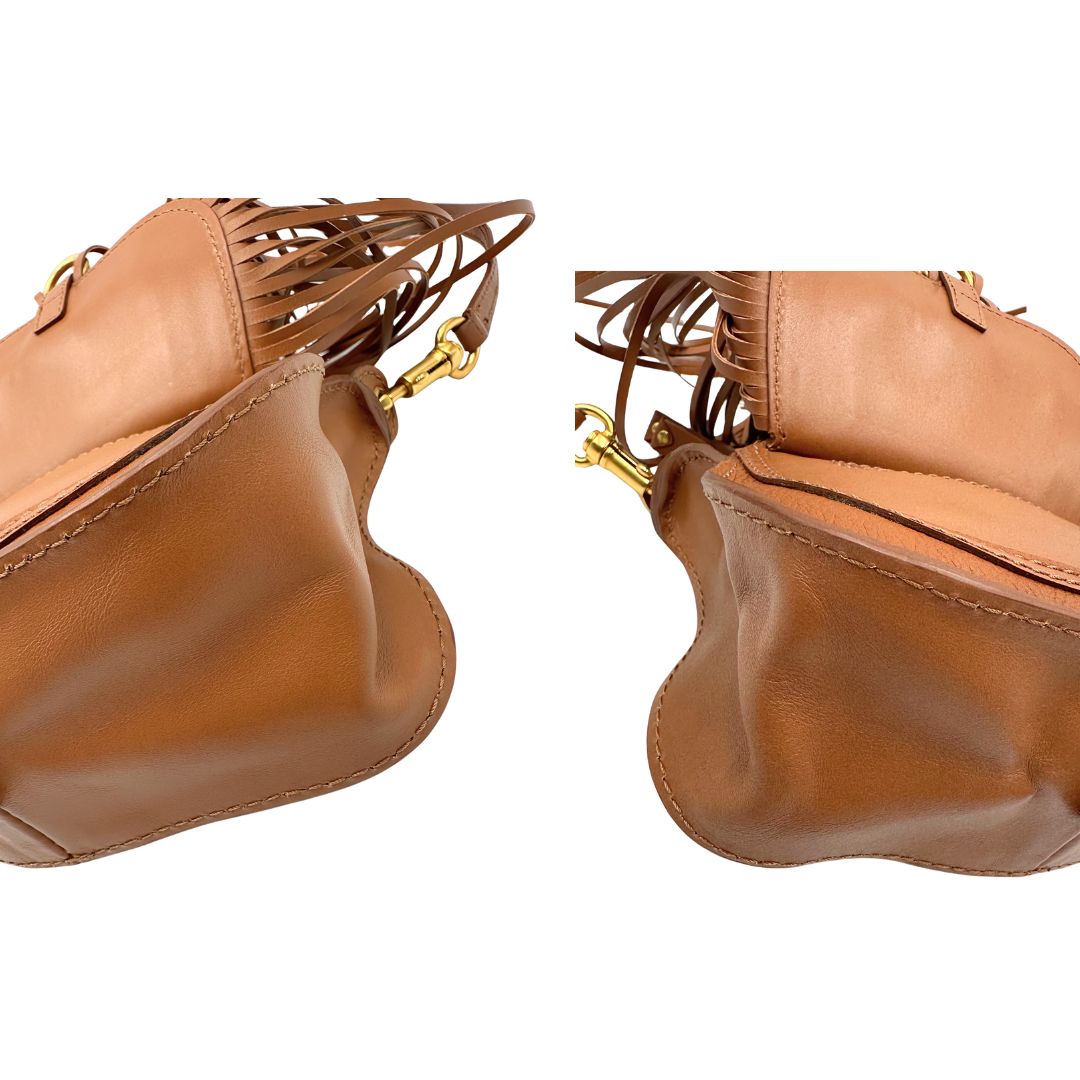Angoli, Borsa Chloè Marcie in pelle martellata color cammello, caratterizzata da lunghe ed evidenti frange decorative. Indossabile a tracolla oppure a mano. Originale, usata, di lusso, in condizioni eccellenti.